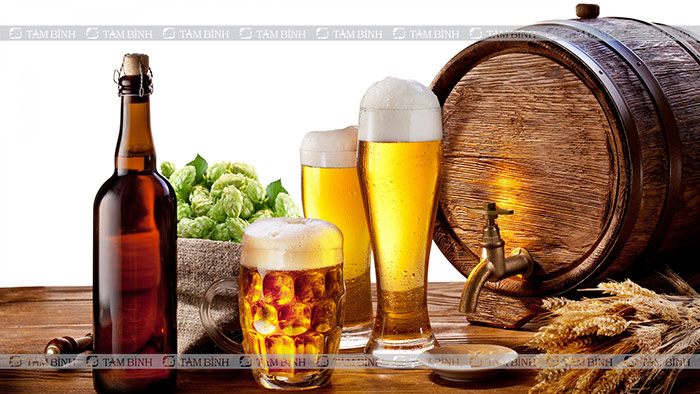 Người bị táo bón nên kiêng bia rượu